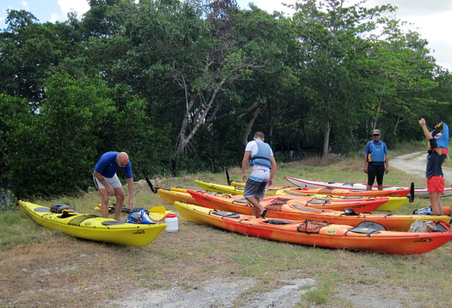 Guadeloupe Rando-Peyi club kayak nature - Préparation sortie en kayak de mer