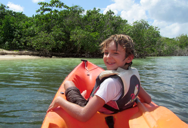 Kayak Guadeloupe enfant plage soleil mangrove lagon

